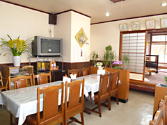 清華店内の様子